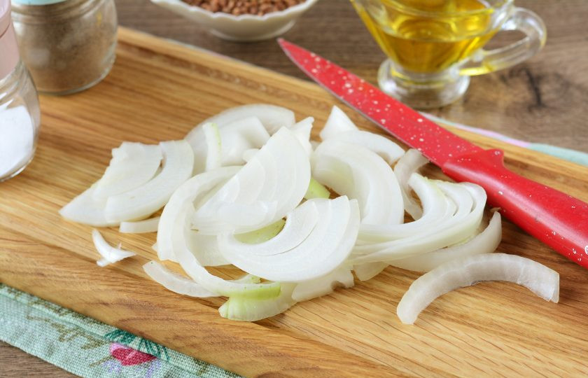 1. Этап. Гречка с грибами и помидорами: Репчатый лук почистите и нарежьте полукольцами.