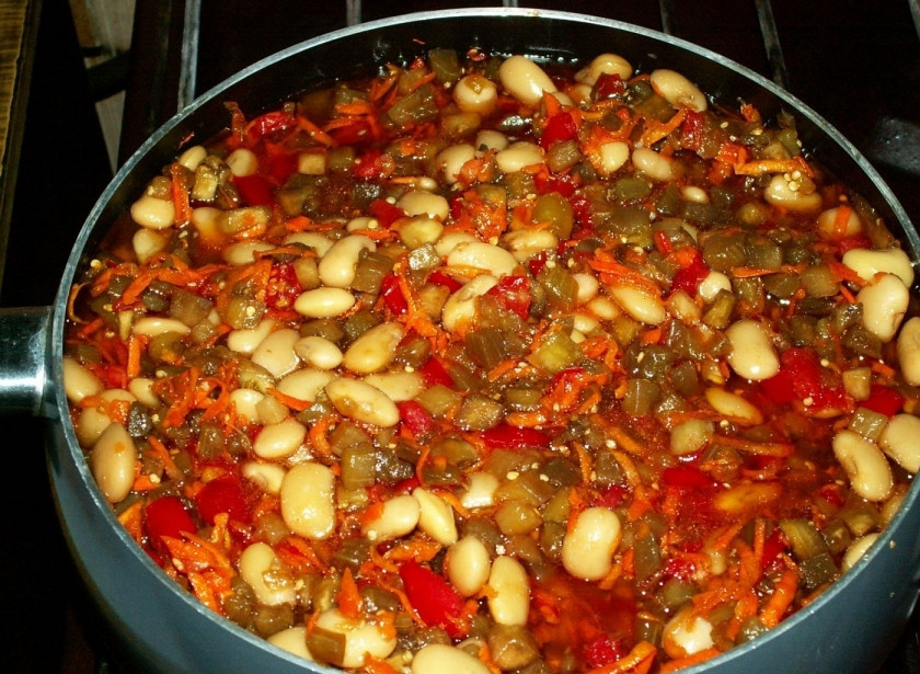 1. Этап. Фасоль консервированная на зиму: 7. Добавьте к овощам и специям отваренную фасоль, все перемешайте и оставьте тушиться на медленном огне в течение 45 минут.
