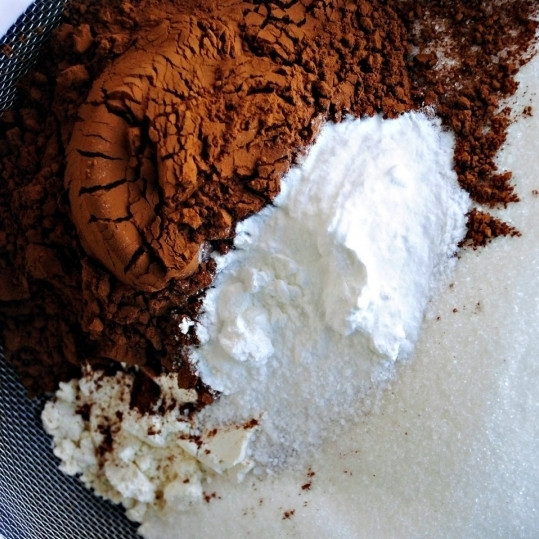 1. Этап. Кофейный торт: В большую миску просеиваем сухие ингредиенты: муку, сахар, какао, соль, соду и разрыхлитель.