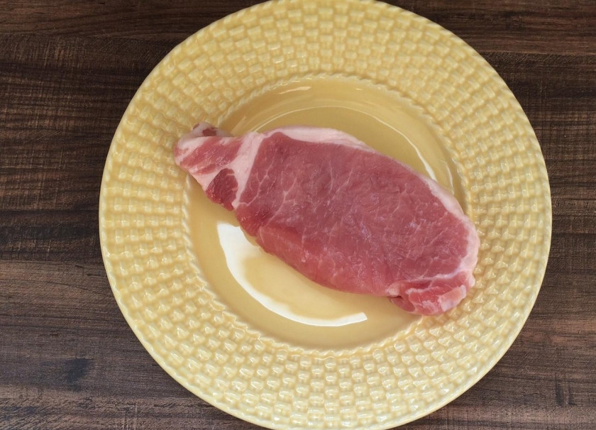 1. Этап. Стейк из свиной корейки: 1. Вся прелесть этого сытного блюда заключается в его простоте. Для приготовления нам понадобятся несколько свиных стейков из корейки, овощи для гарнира и пряности для вкуса и аромата. Нарезаем свиную корейку толщиной не более сантиметра.