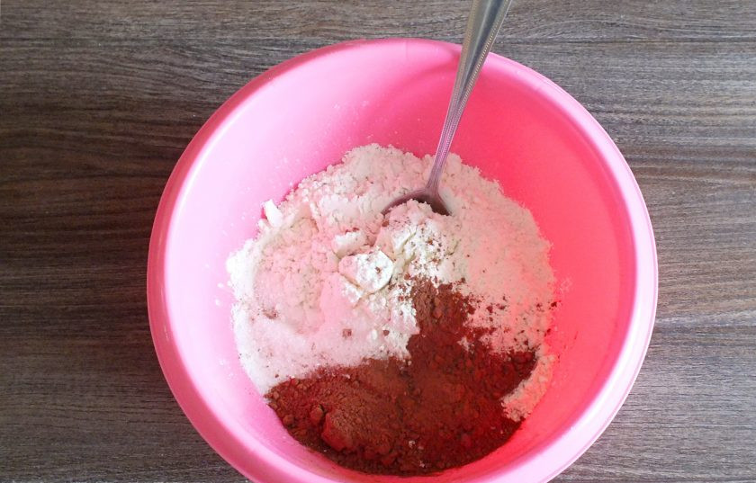 1. Этап. Шоколадные вареники с вишней: В чаше смешайте муку, какао, соль, сахар.