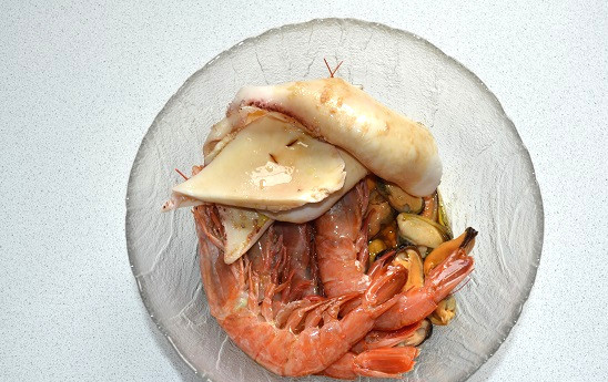 1. Этап. Морепродукты на мангале: Влейте маринад к морепродуктам, аккуратно перемешайте.