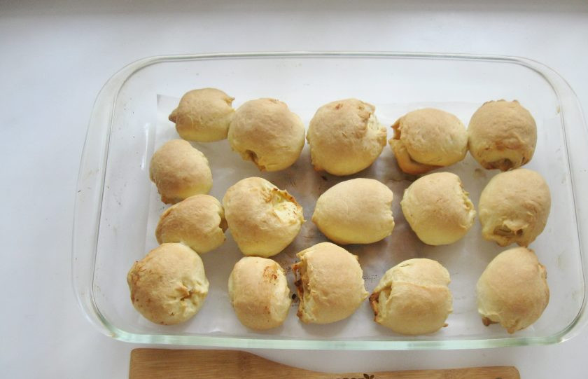 1. Этап. Пирожки Минутка из чудо-теста: Пеките пирожки в духовке, заранее разогретой до 175-180 градусов 35-40 минут до золотистого цвета.