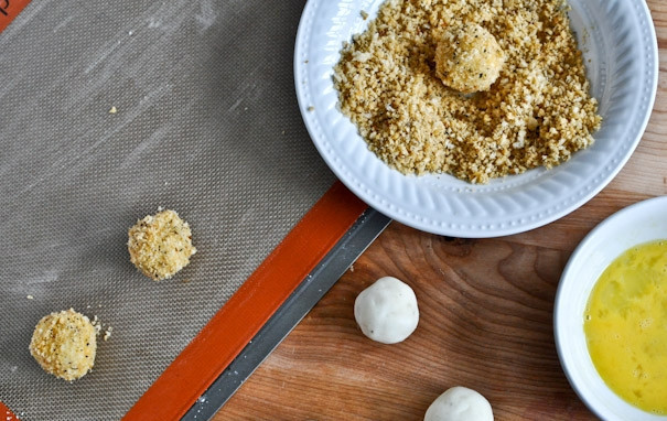 1. Этап. Шарики из пюре в сырной панировке: 3. Яйца взбейте в небольшой мисочке. В отдельной емкости соедините панировочные сухари и сыр. Можно добавить немного зелени и специи по вкусу. Из картофельной массы сформируйте небольшие шарики.