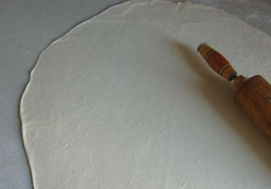 1. Этап. Домашние вареники с творогом: Раскатайте тесто в тонкий круг. Затем ножом разрезать его на квадратики.