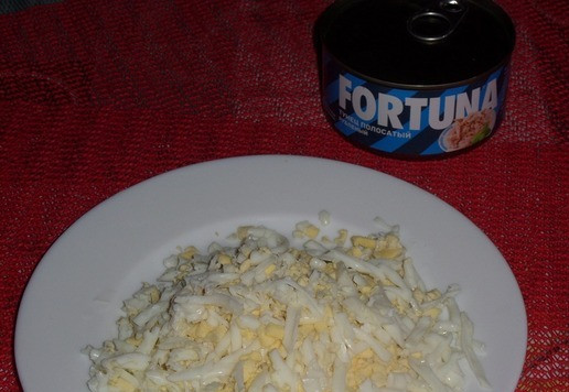 1. Этап. Рулет из лаваша Новогодний: Отварное яйцо натираем на крупной терке.