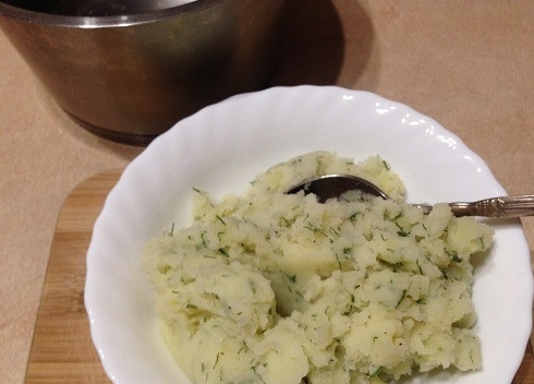 1. Этап. Дрожжевые пирожки с картофельной начинкой: Размешаем, добавим по вкусу соль.