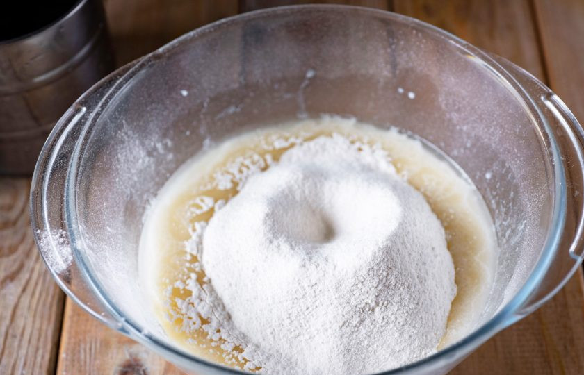 1. Этап. Вафли на закваске: Просейте муку.