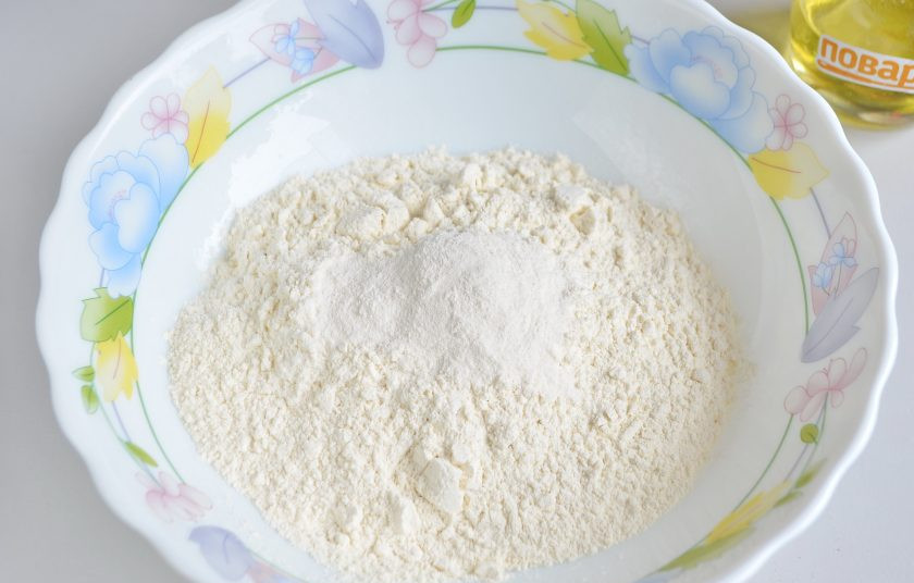 1. Этап. Брауни из тыквы: 3. Муку просейте, соедините с разрыхлителем и солью, перемешайте.