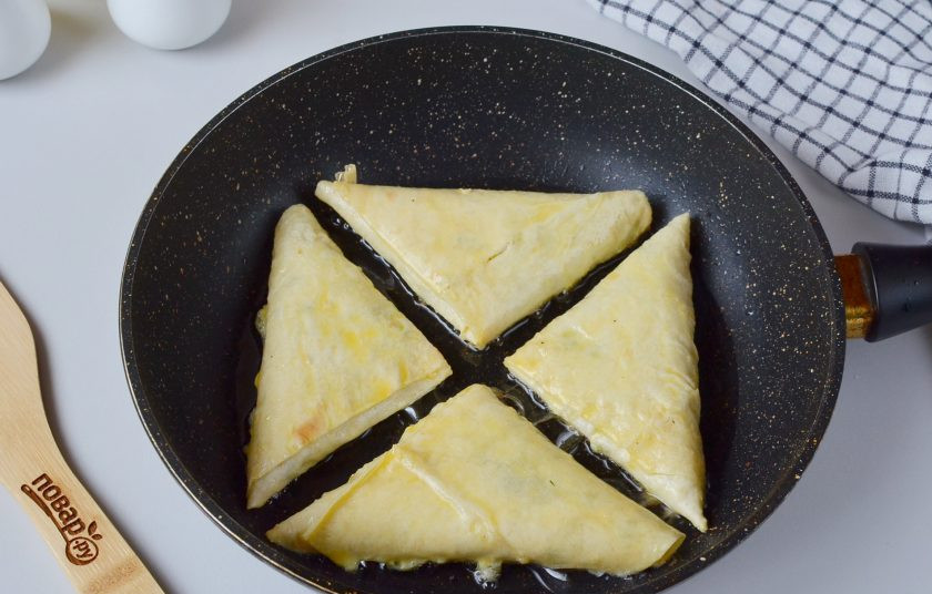 1. Этап. Пирожки в лаваше: Разогрейте сковороду с растительным маслом, выкладывайте пирожки по 3-4 штуки. Жарьте до золотистого цвета.