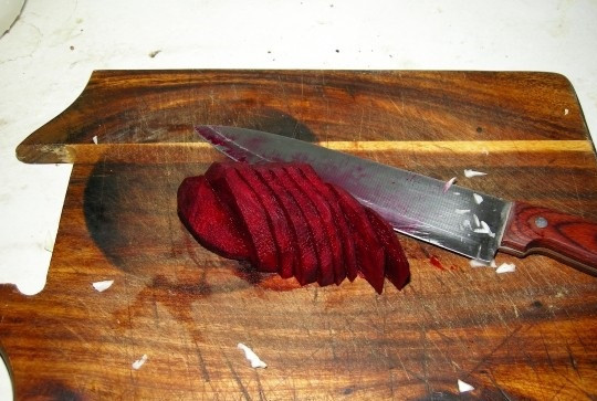 1. Этап. Капуста по-грузински: 3. Свеклу очистите и нарежьте тонкими ломтиками. Есть вариант, когда свеклу трут на терке, однако не всем он по душе.