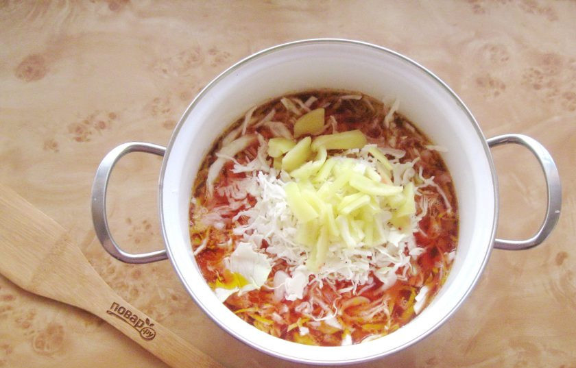 1. Этап. Борщ с яблочным уксусом: Болгарский перец нарежьте произвольно и также добавьте в борщ.