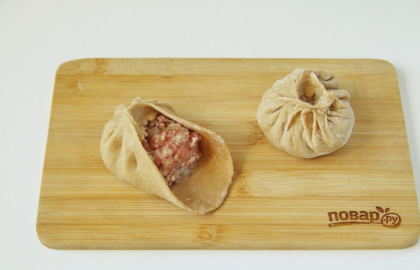 1. Этап. Буузы (классический рецепт): Делайте защипы на тесте по кругу, собирая его складочками. В центре должна получиться дырочка. Считается, что чем больше защипов (идеально - 33), тем хозяйка более умелая.