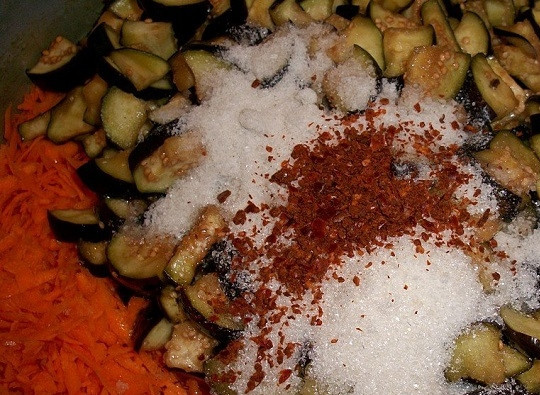 1. Этап. Салат с бобами на зиму: 5. Настало время специй: соль, сахар, острый перец и любые другие приправы, которые вам по вкусу.