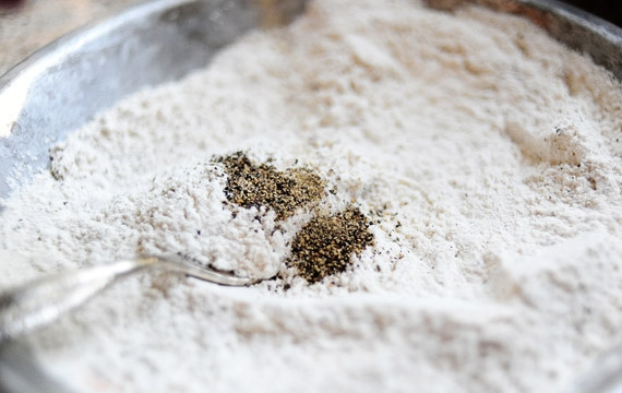 1. Этап. Раунд-стейк: 1. Смешайте муку, соль и перец.