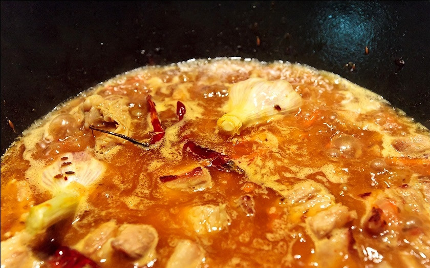 1. Этап. Ферганский плов: 11. Залить все содержимое казана водой.