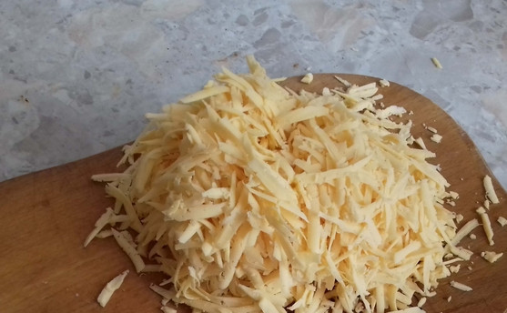 1. Этап. Салат Незабываемая нежность: Сыр трем на средней или крупной терке.