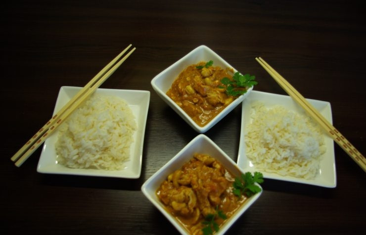 1. Этап. Курица карри по-индийски: Подаем курицу карри с отваренным рисом. Приятного аппетита!