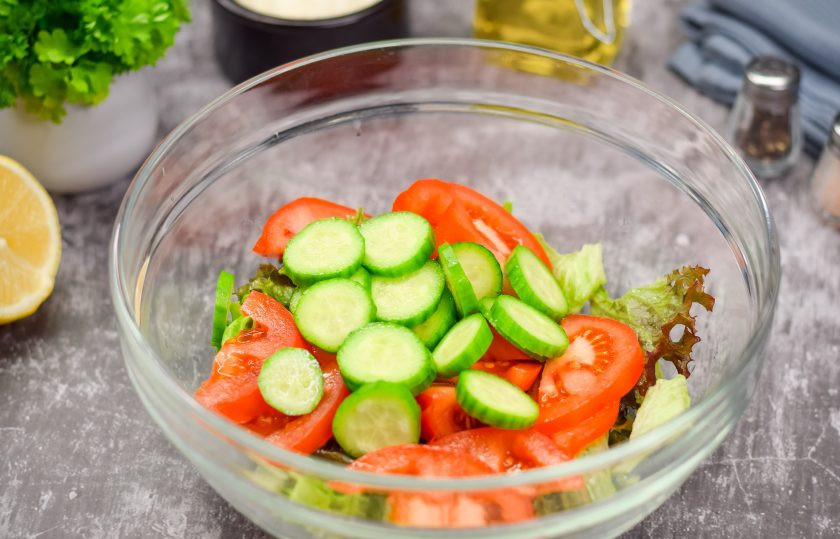 1. Этап. Салат с жареной куриной грудкой и овощами: Свежий огурец ополосните и просушите, нарежьте кружочками и добавьте в салат.