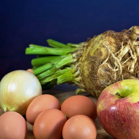 1. Этап. Салат из сельдерея с яблоками и яйцами: Подготовим все ингредиенты. Яйца отварим вкрутую и охладим до комнатной температуры.