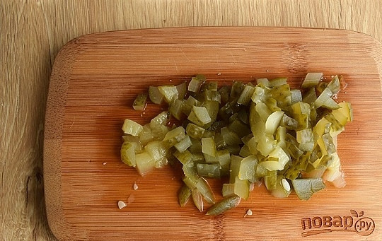 1. Этап. Салат из куриной печени слоеный: Огурец нарежьте мелко.