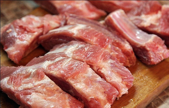 1. Этап. Ребрышки по-техасски: 1. Ребрышки тщательно промываем, слегка обсушиваем бумажными салфетками и нарезаем порционными кусочками.