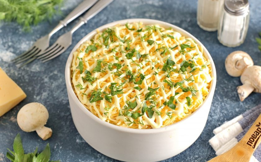 1. Этап. Слоеный салат с окорочком: Слоеный салат с окорочком готов. Можно по желанию его украсить любым удобным способом. Я сделала сеточку из майонеза и посыпала сверху свежую зелень. Перед подачей дайте салату немного пропитаться. Приятного аппетита!