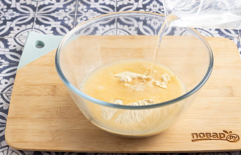 1. Этап. Фарината из гороховой муки: Влейте воду в глубокую миску с гороховой мукой, одновременно перемешивая смесь.