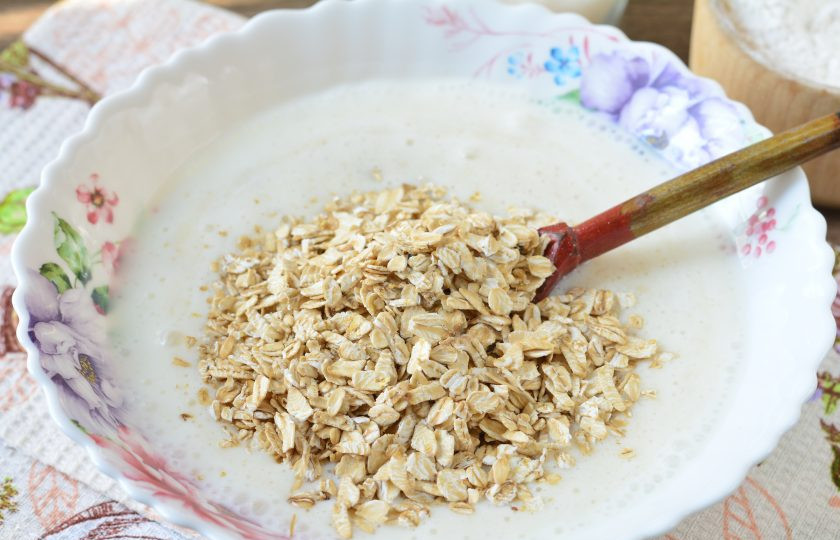 1. Этап. Овсяное печенье на кефире с бананом: Всыпьте овсяные хлопья и перемешайте.