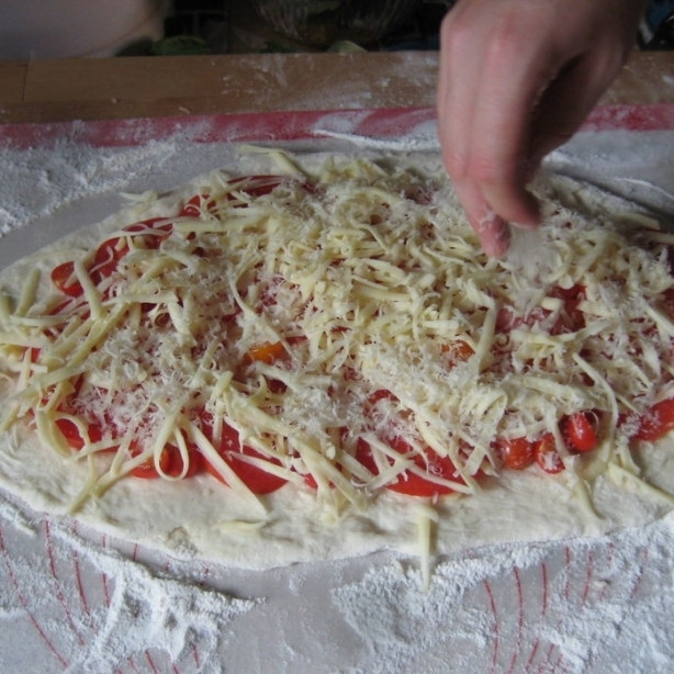 1. Этап. Пицца по-домашнему: Как уже говорилось выше, при желании вы можете добавлять в начинку любые другие ингредиенты. Главное - не жалеть сыра, иначе пицца получится сухой. Сыра должно быть много.