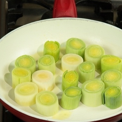 1. Этап. Лук-порей с мясом: Лук-порей вымыть, очистить от зеленых листьев и нарезать на кусочки толщиной 3 см. Выложить в форму для запекания, смазанную маслом.