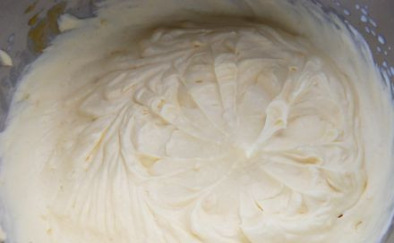 1. Этап. Мусс из персиков: 13. И еще раз хорошенько взбить. Вот и все, воздушный и нежный мусс из персиков в домашних условиях готов. На дно бокала или формочки, в которой будет подаваться мусс, можно выложить пару кусочков персика.