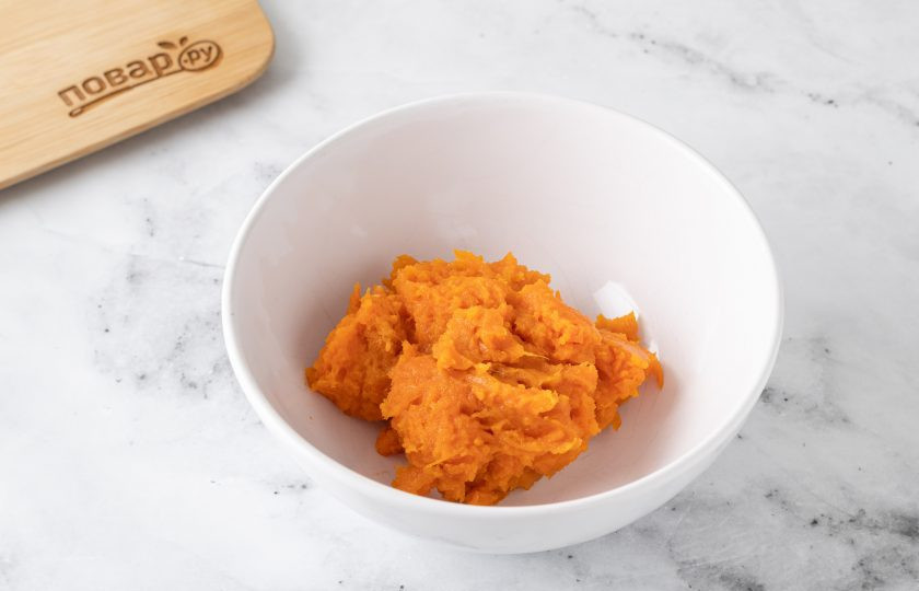 1. Этап. Вафли из батата: Очистите батат от кожуры, вилкой раздавите в пюре.