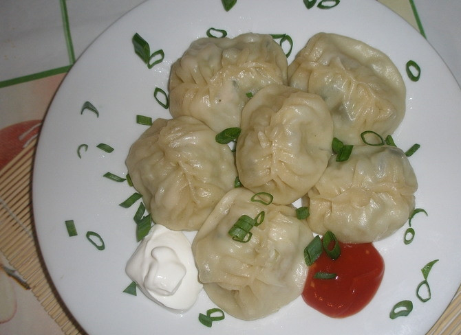 1. Этап. Манты Пак-чой: Каждый мант обмакните дном в растительном масле. Варите изделия в пароварке в течение 35 минут. Приятного аппетита!