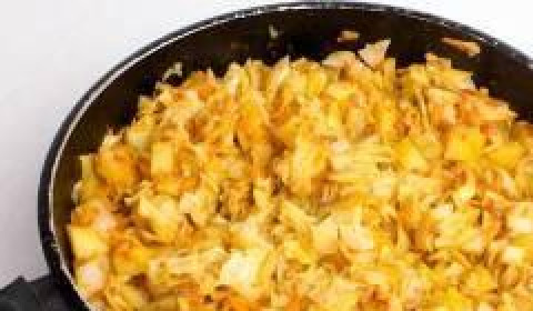 1. Этап. Овощное рагу с картофелем и капустой: Готовое рагу снимаем с огня, даем настояться 5 минут под крышкой, а затем подаем на стол, посыпав свежей зеленью.