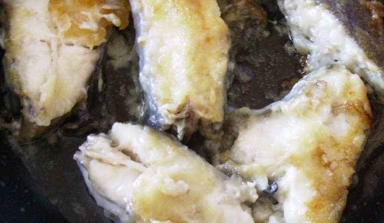 1. Этап. Рыба дори жареная: В сковороду влейте растительное масло и раскалите его на среднем огне. В миску вбейте яйцо и немного взбейте его вилкой с добавлением пары столовых ложек воды. В тарелочку высыпьте муку. Куски рыбы сначала макайте в яичную смесь, а затем обваливайте в муке. Выложите кусочки рыбы на сковороду.