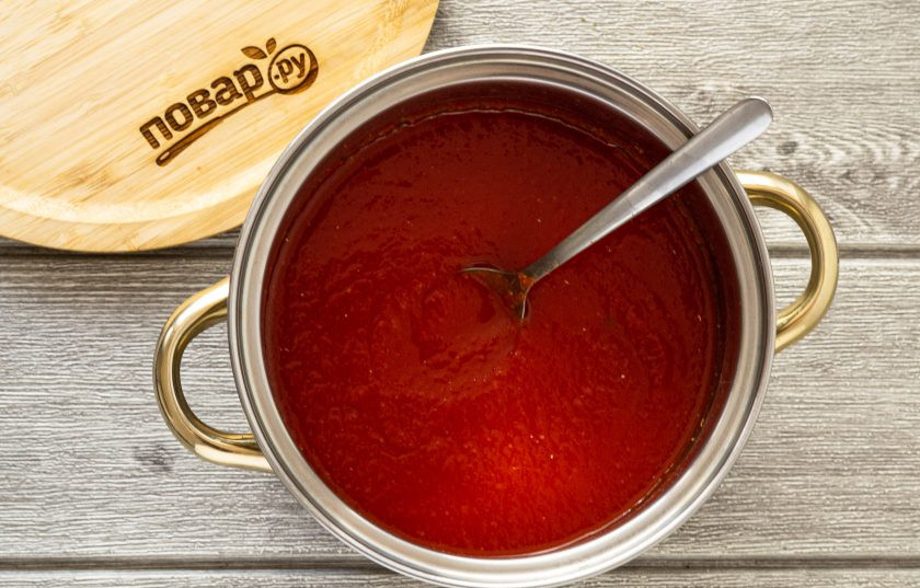 1. Этап. Соус для пиццы на зиму: После на медленном огне уваривайте соус, пока он не станет заметно гуще и не уменьшиться в объеме в 3 раза. Постоянно помешивайте.