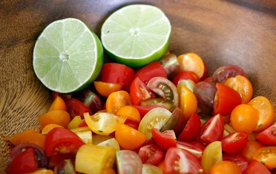 1. Этап. Салат с рукколой: 3. Остальные ингредиенты вымойте, обсушите. Измельчите помидорки при желании (можно и целиком добавить) и отправьте в салатник.