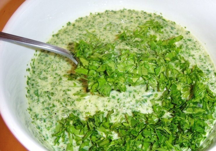 1. Этап. Крем-суп из рукколы: В массу добавляем мелко нарубленную рукколу. Перемешиваем.
