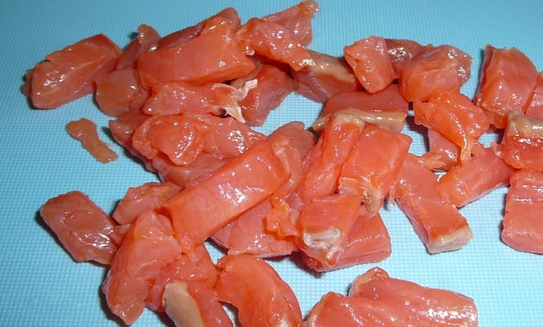 1. Этап. Рулетики из лаваша с форелью: Для начала мы заготавливаем всё, что нам понадобится. Нарезаем укроп, лук-порей и форель. Укроп – мелко, лук - колечками, форель – прямоугольными кусочками.