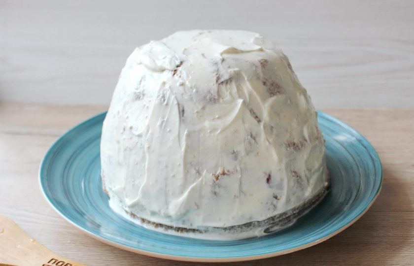 1. Этап. Торт Ай-Петри с вишней: Смажьте торт со всех сторон отложенным сметанным кремом.