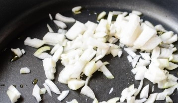 1. Этап. Лодочки из кабачков без мяса: Лук обжарить на масле.