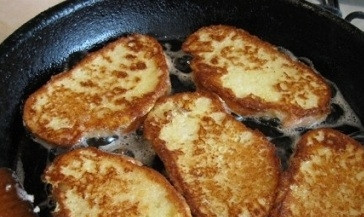 1. Этап. Хлеб в кляре: 3. Жарим с двух сторон до полной готовности. Как только гренки начнут приобретать золотистый цвет - их можно выкладывать на блюдо.