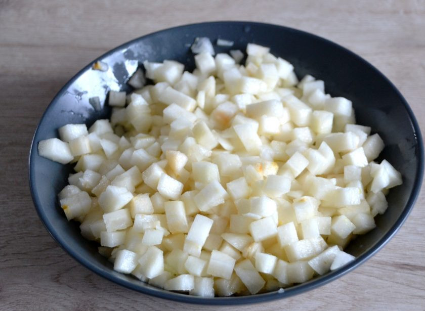 1. Этап. Торт Груши в карамели: Нарежьте очищенные груши кубиком со стороной примерно в 1 см. Залейте лимонным соком.