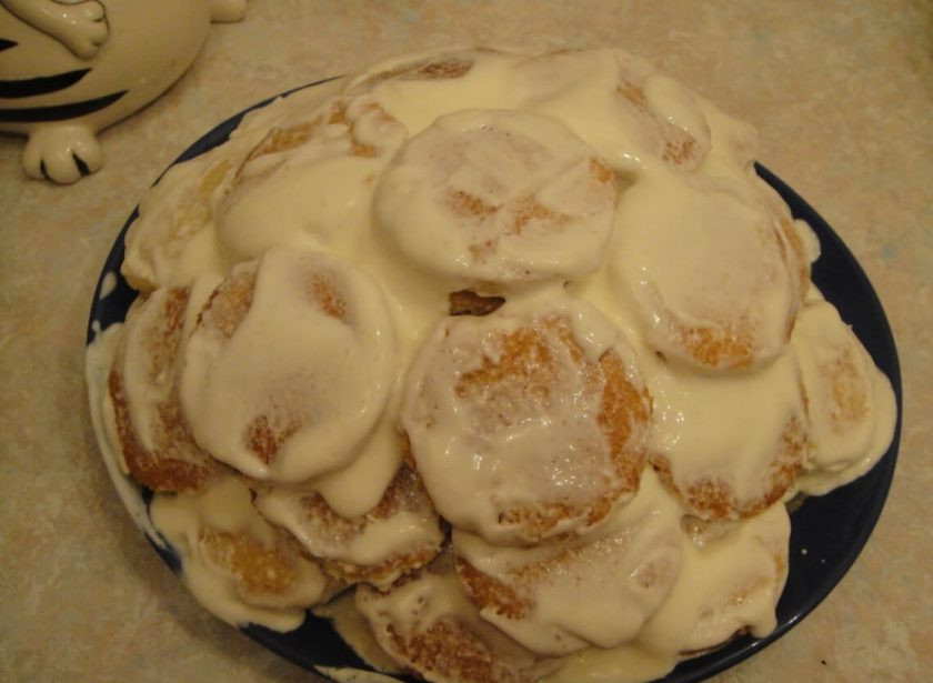 1. Этап. Торт Черепаха со сметаной: 10. Полейте горку частью сметанного крема, затем каждый кружочек окуните в крем и выложите в форме панциря. Полейте торт остатками крема.