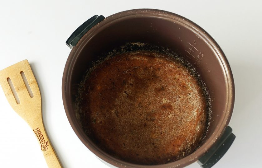 1. Этап. Пирог на майонезе в мультиварке: Затем пирог аккуратно переверните и подрумяньте обратную сторону.