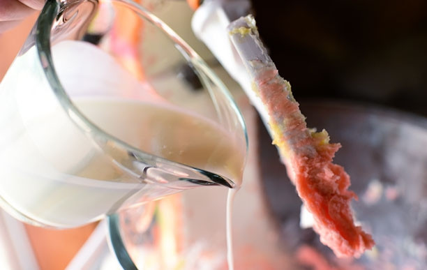 1. Этап. Клубничные мини-маффины: 4. Влейте сливки в смесь.