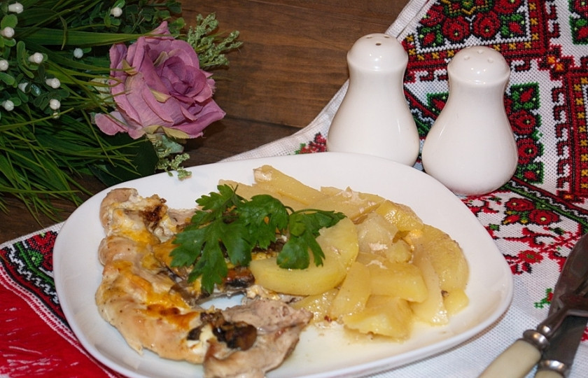 1. Этап. Мясо по-французски в духовке с картошкой: Готовность проверьте по картофелю. В конце запекания фольгу можно снять. Подайте мясо к столу, выложив отдельно на тарелку мясо и картофель. Вкусно и полезно. И никакого майонеза!