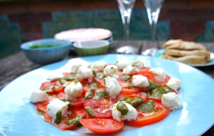 1. Этап. Помидоры с моцареллой и песто: Шаг 5. Украсьте моцареллу и помидоры соусом песто. Вуаля! Приятного аппетита!