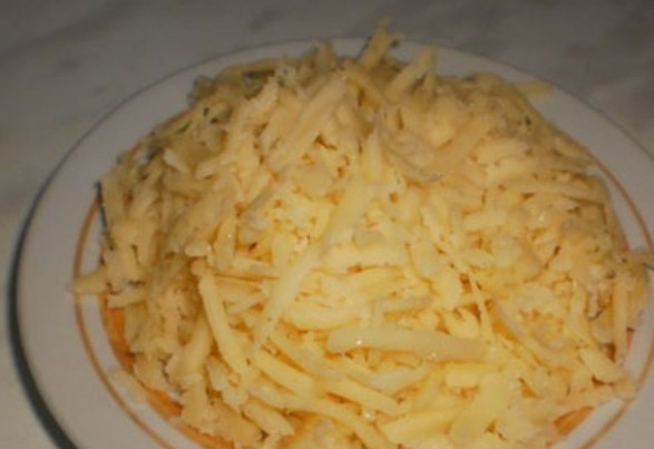 1. Этап. Сырный крем-суп с курицей: Натрите на терке сыр и добавьте его в суп, сыр должен полностью расплавится. Также вливаем теплые сливки, солим и перчим по вкусу.